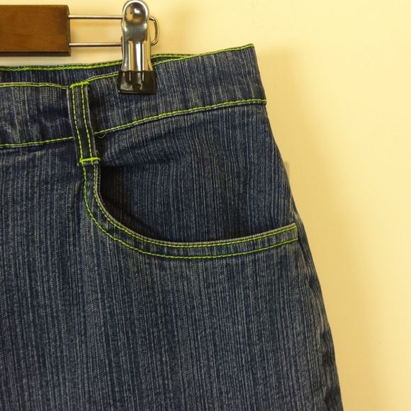 Bill Blass stretch capris with green gingham cuffs - Picture 4 of 11